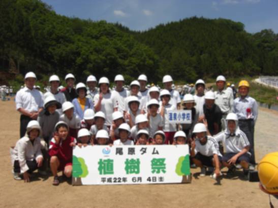 尾原ダム特別植樹祭（どんぐりの森づくり）を開きます。